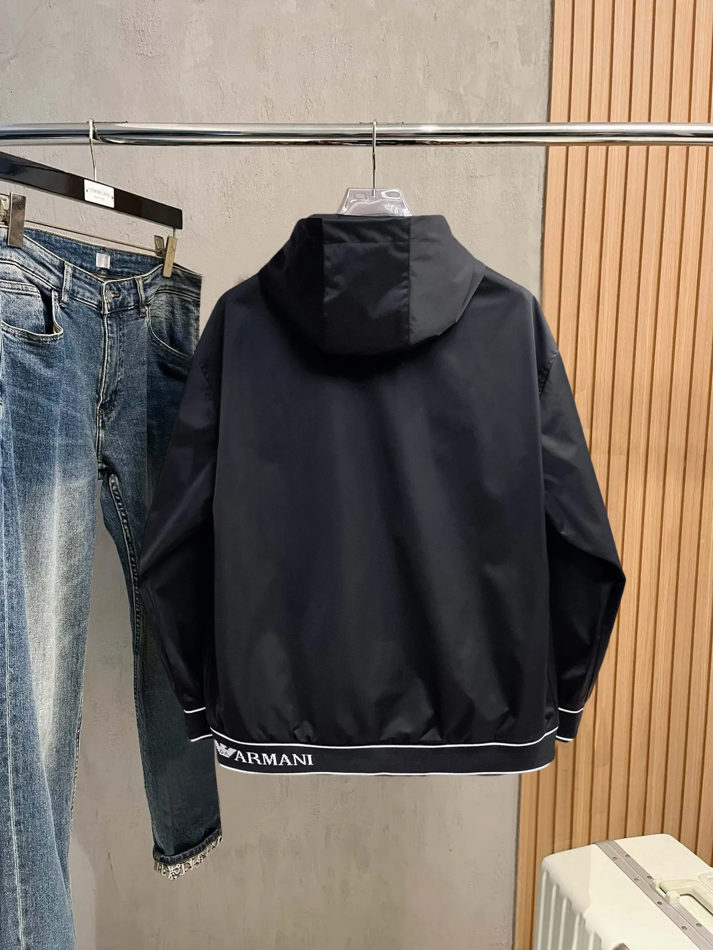 Armani official website Same Style, complete with three labels, on sale in advance. 2026 Autumn and Winter New Arrival men's jacket, Original with complete three labels, Premium version. Custom-made fabrics at the counter. Breathable, high comfort, impeccable details, brand element design concept, reflecting high quality. It feels delicate and soft, presents a casual cut, and has a great upper body shape. Sizes: M～3XL,